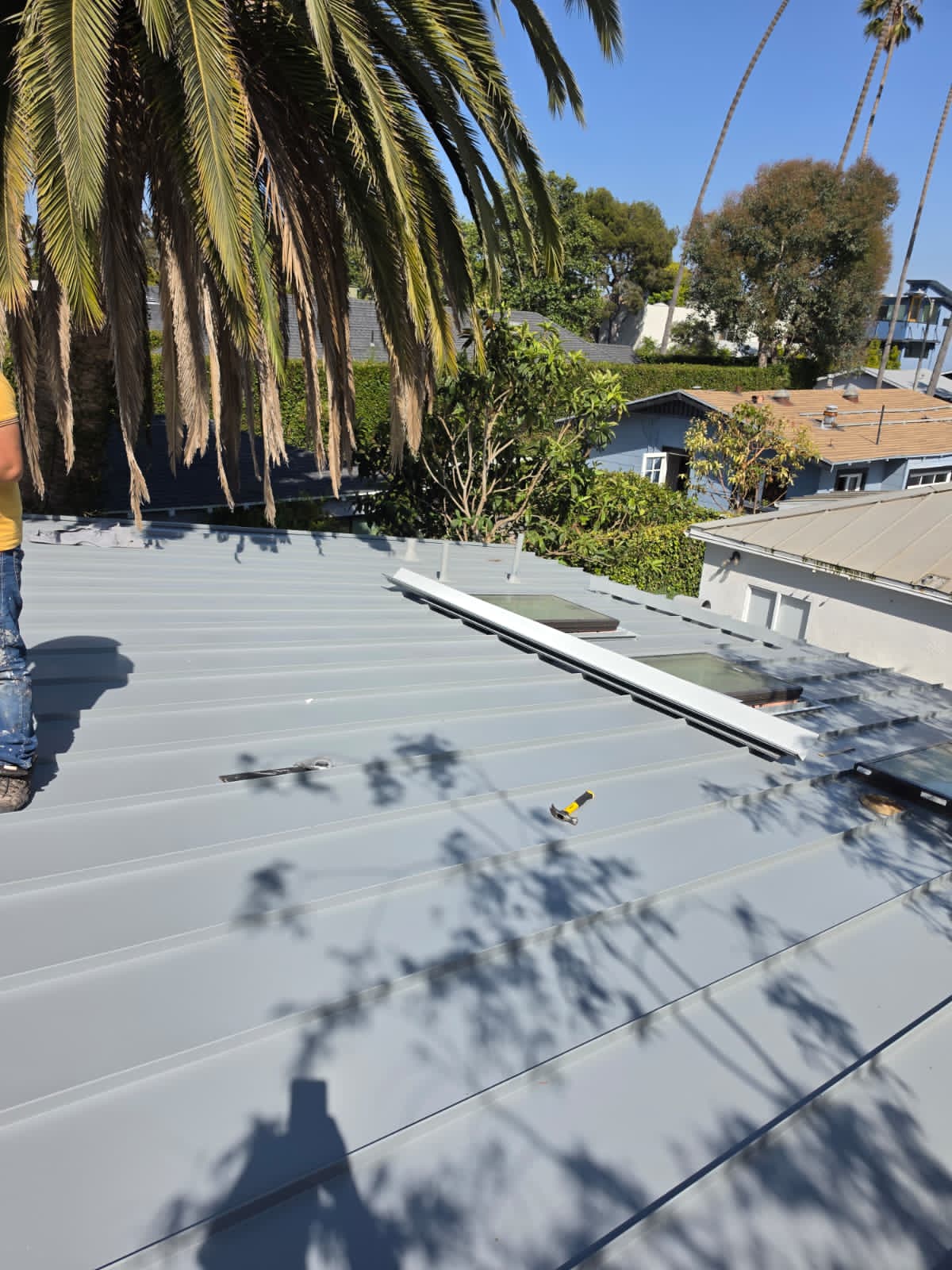 local roofer Inc - Logo